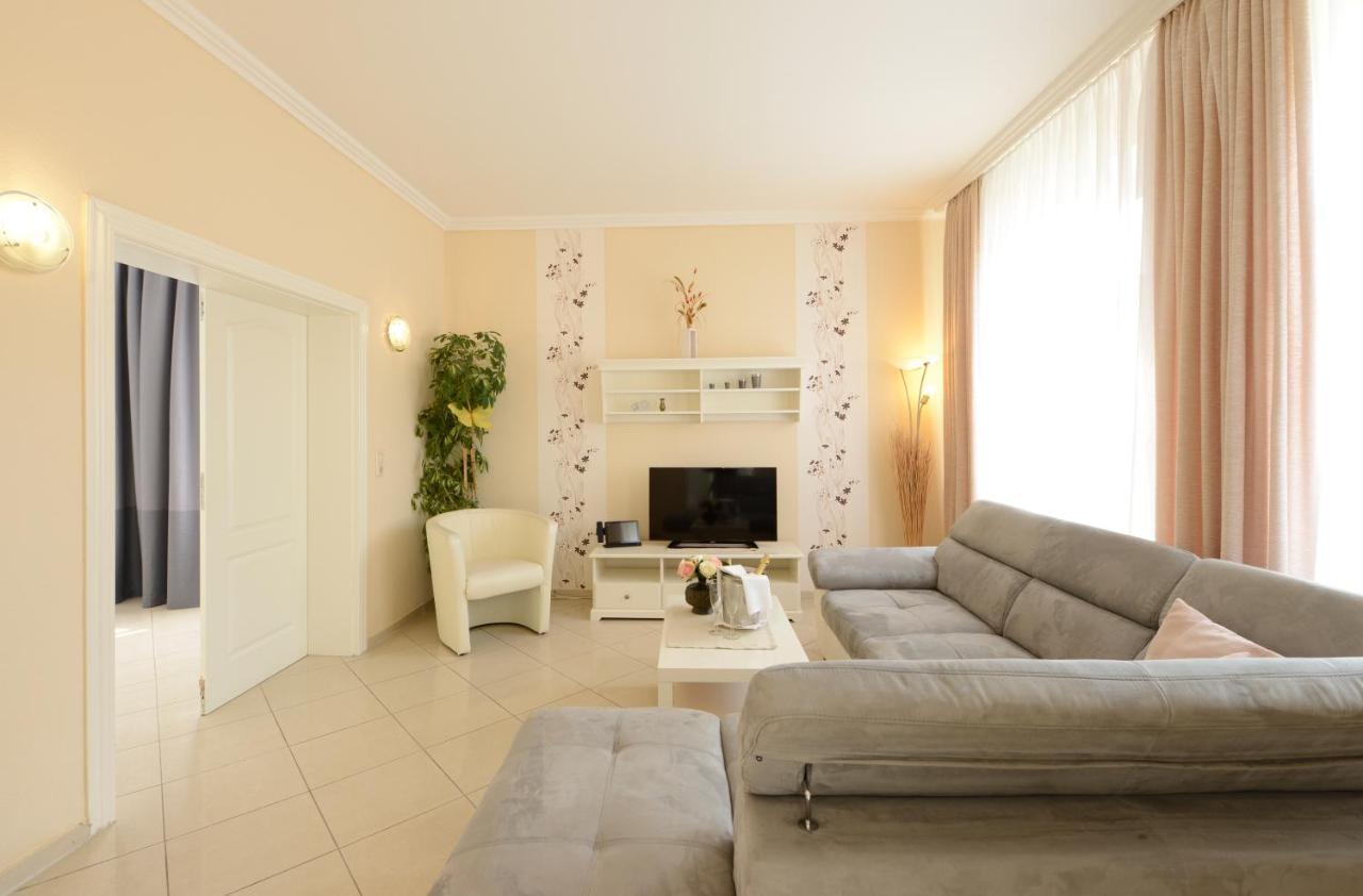 Für 8 Personen Mit Kamin&terrasse Villa